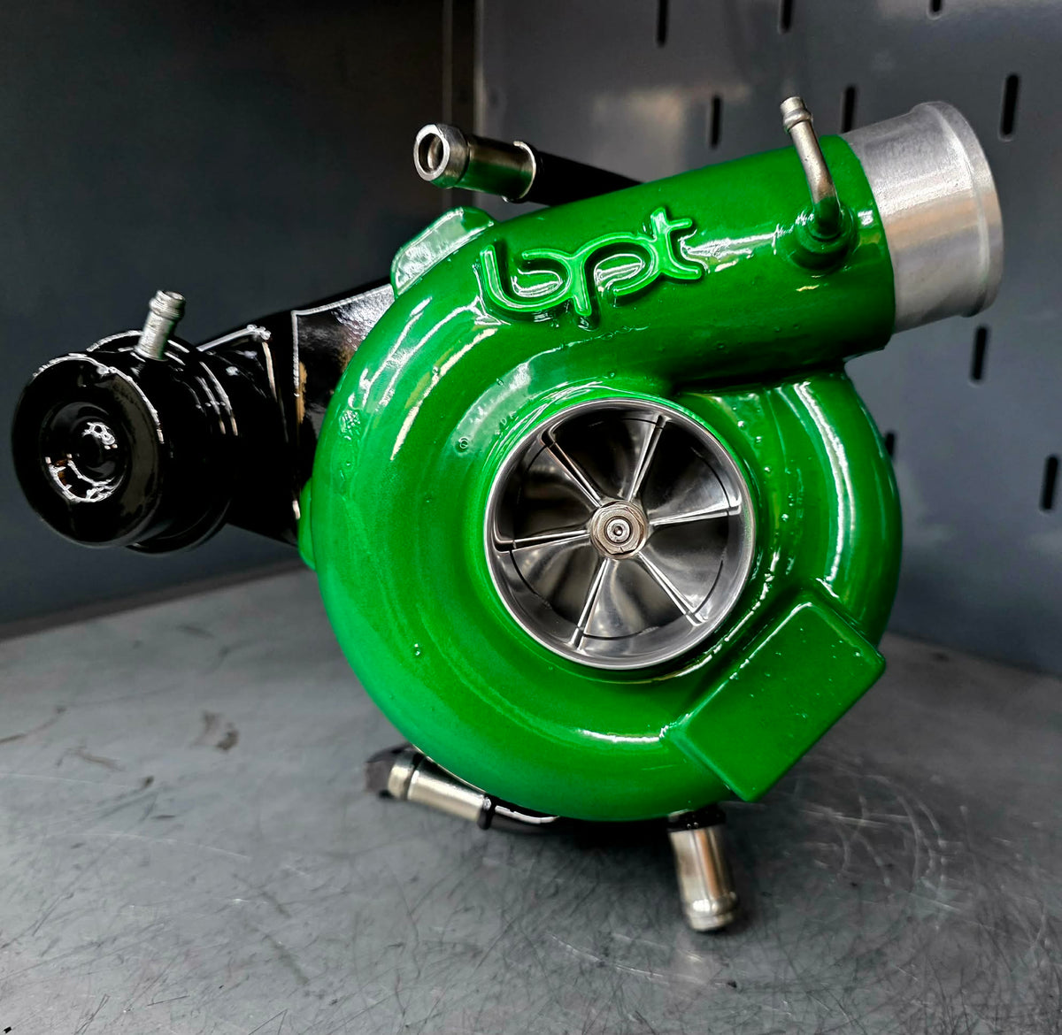 CUSTOM BTP 16 G XT turbo w: 11 blade turbine wheel , 7 CM , 2.5β inlet w/ powder coated cover & 20 G BILLET Compressor wheel