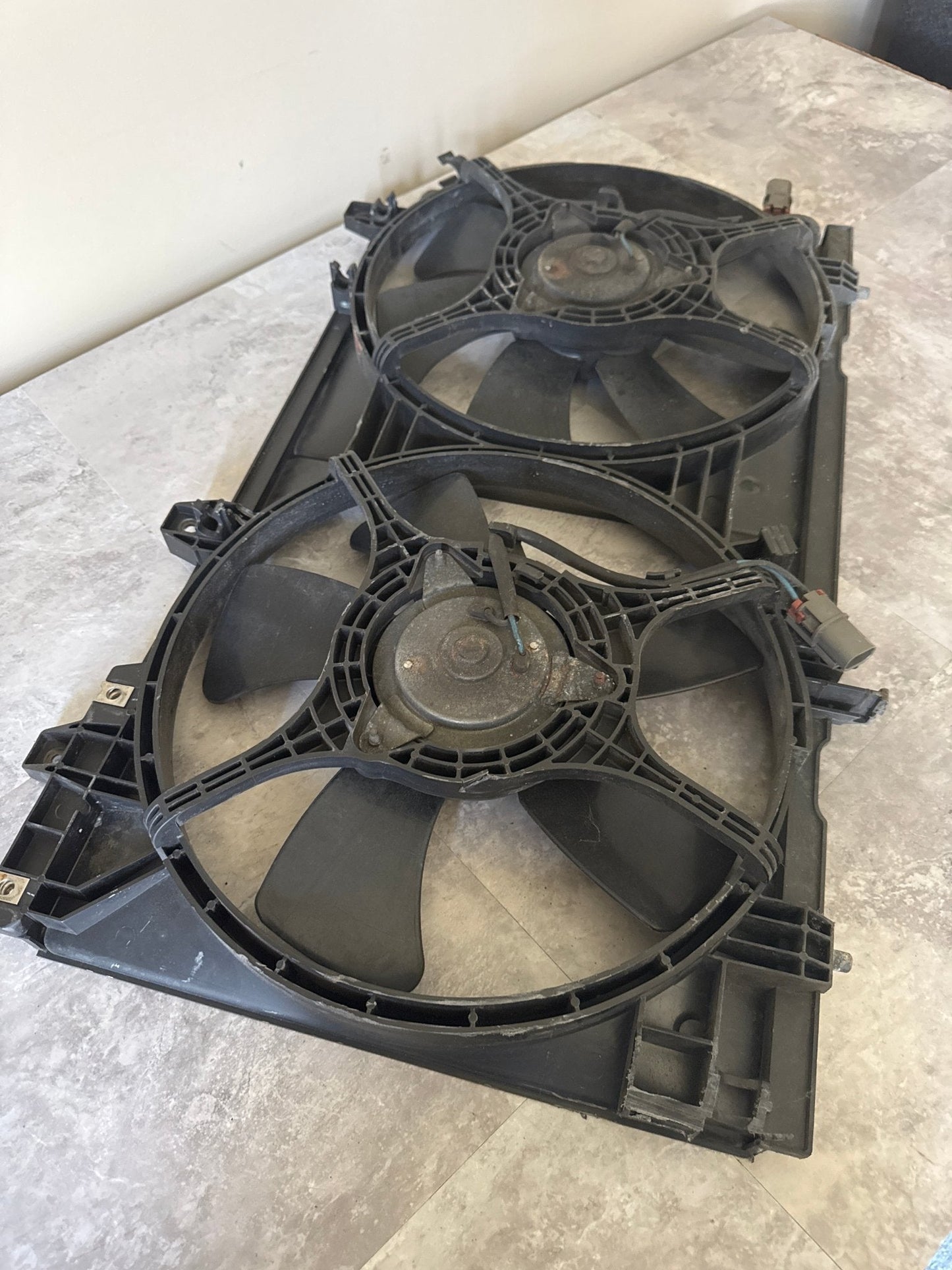 2003-2008 Subaru Forester Turbo Engine Radiator Cooling Fan Shroud Assembly OEM (2)