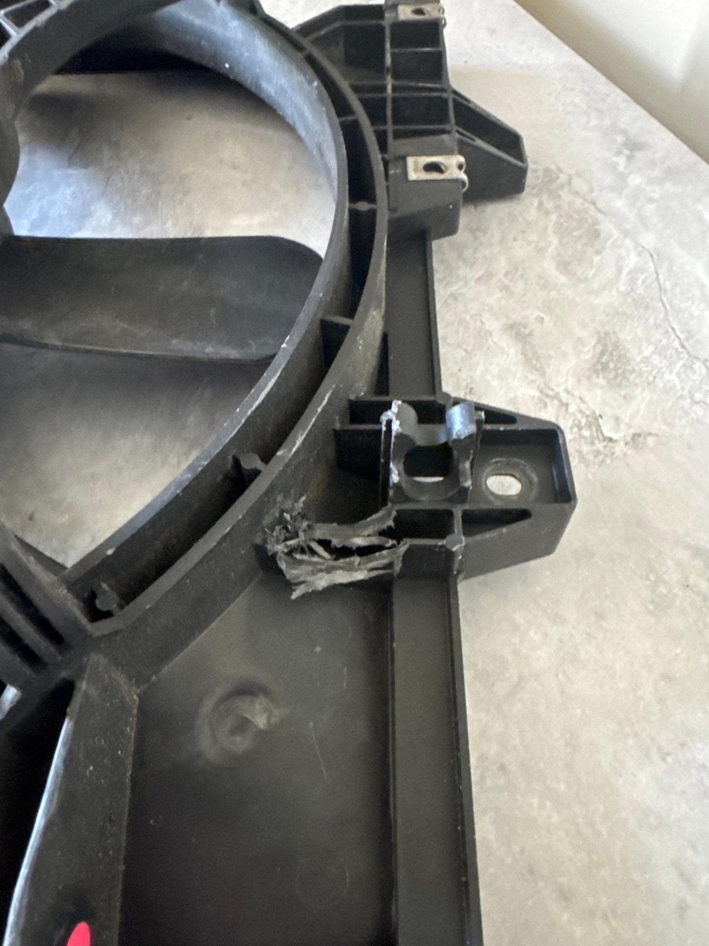 2003-2008 Subaru Forester Turbo Engine Radiator Cooling Fan Shroud Assembly OEM (2)