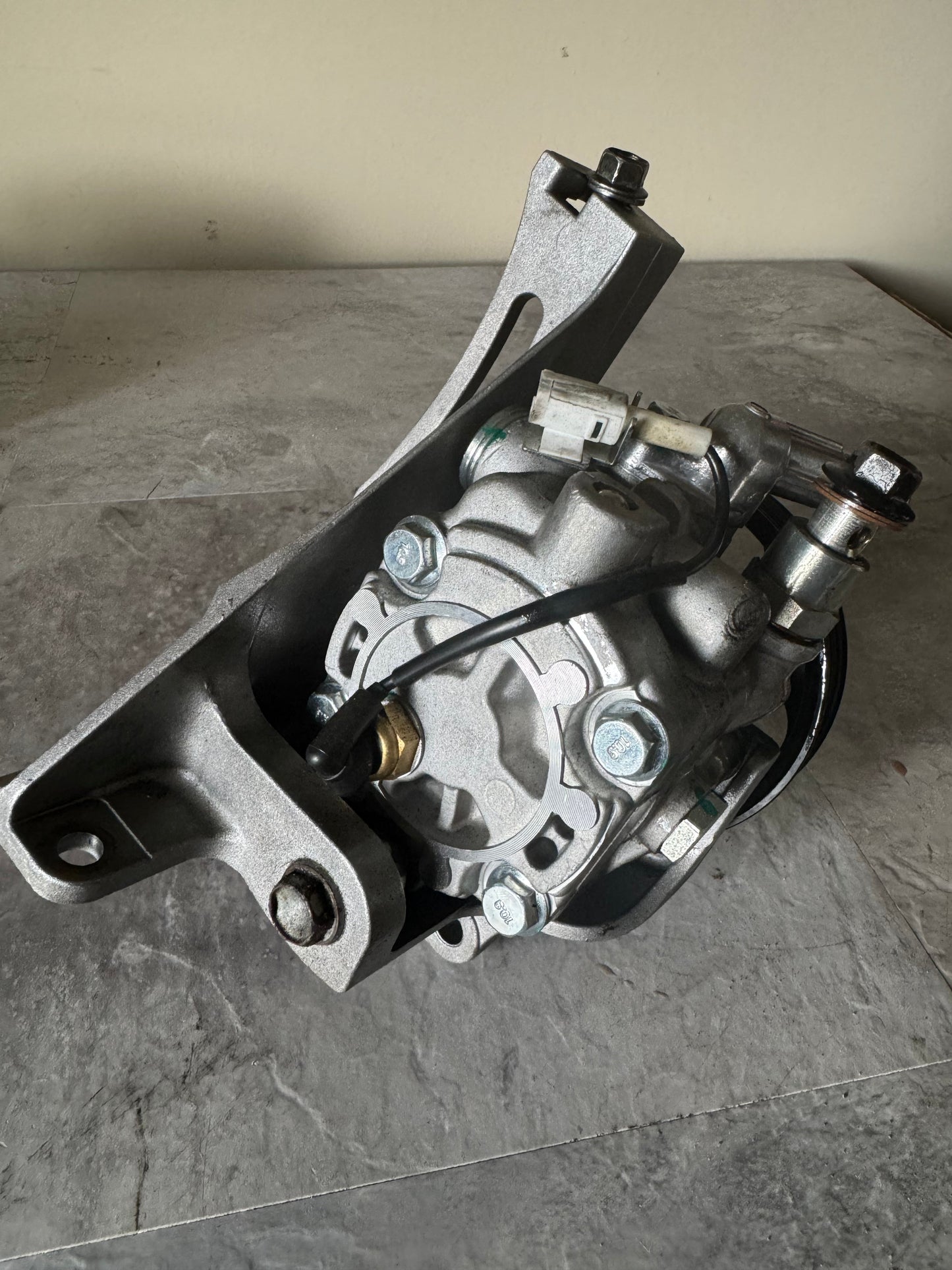 OEM 2004-2007 Subaru Impreza WRX STi Power Steering Pump Assy 34430FE042 with Bracket
