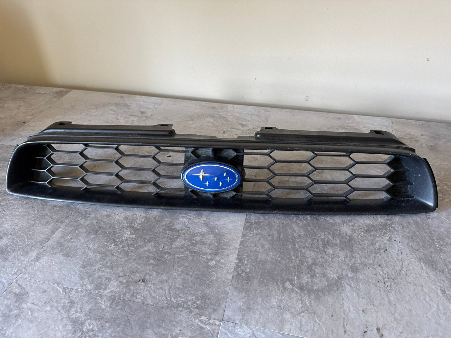 2002-2003 Subaru Impreza Sedan Grille Grill 91121FE000 w/ Blue Emblem