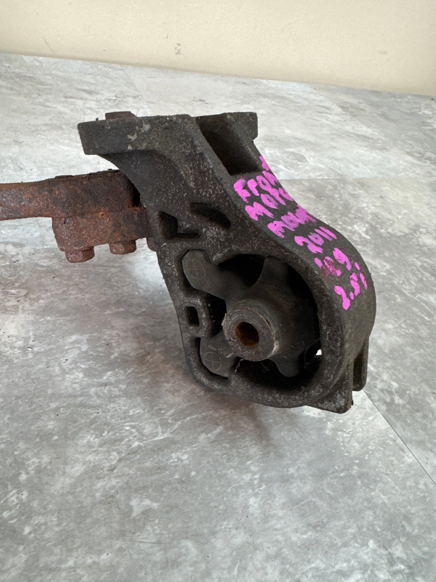 Front Center Engine Motor Mount For 2010 2011 2012 Subaru Legacy Outback 2.5L H6