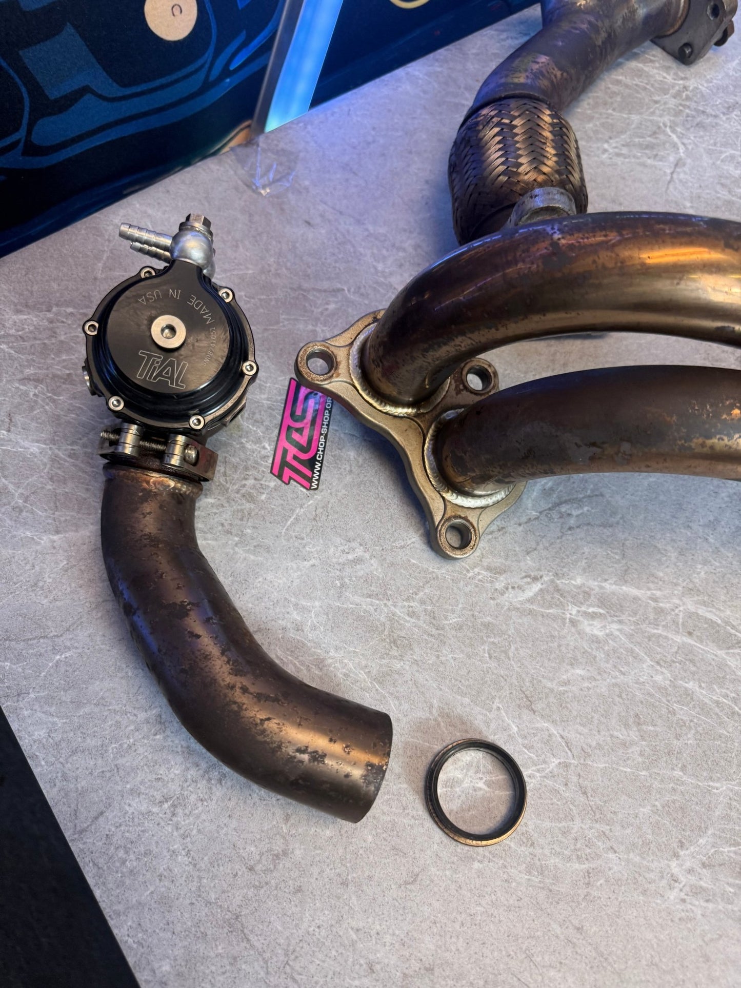 TOMEI UNEQUAL LENGTH HEADER & TIAL 38 MM EWG KIT WASTEGATE SUBARU STI & WRX