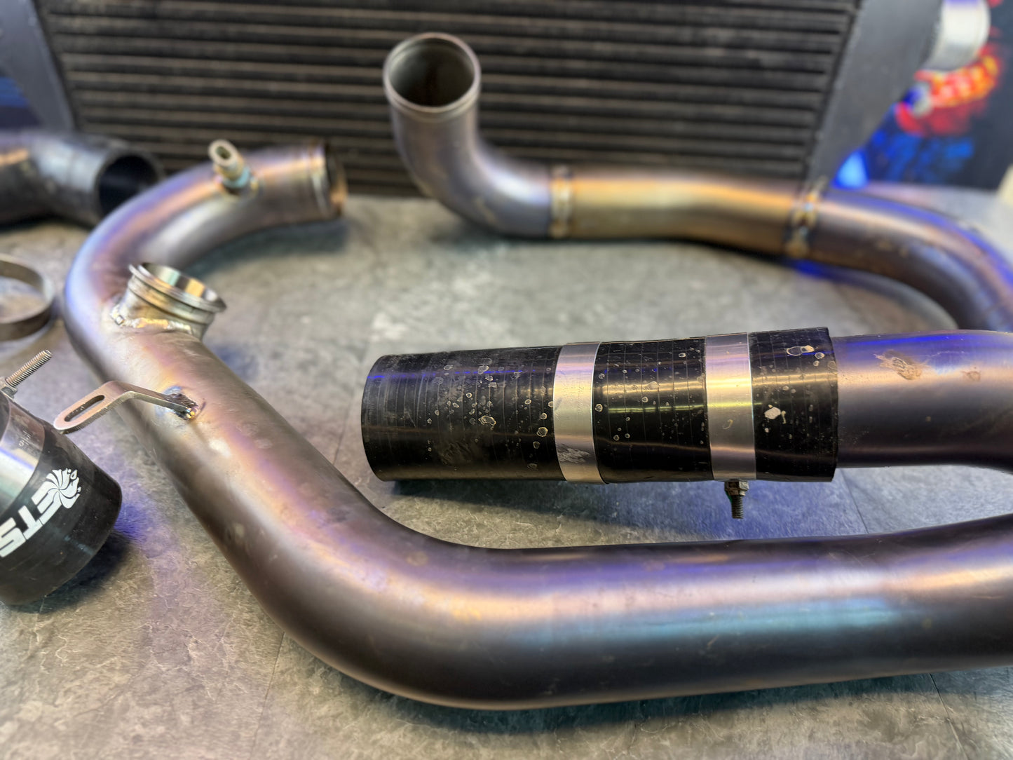 ETS fmic kit 15-21 Subaru STi black 3.5” core extreme turbo systems FRONT MOUNT INTERCOOLER w/ burnt titanium pipes for ROTATED turbo