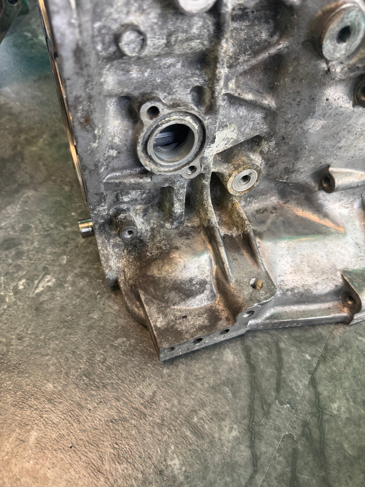 Subaru EJ25 Case Halves Short Block For Core With Bearings And Case Bolts