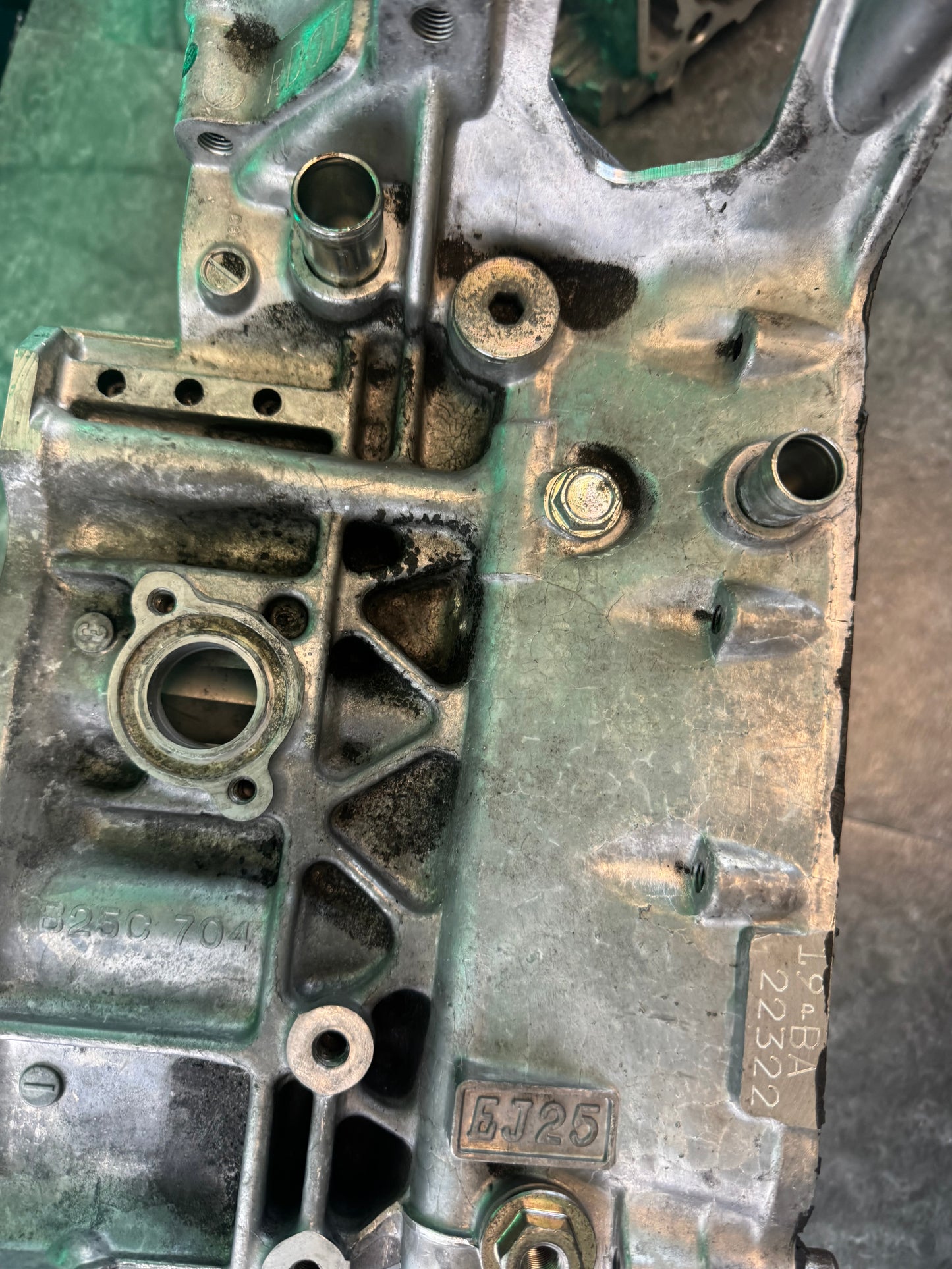 Subaru EJ25 Case Halves Short Block For Core With Bearings And Case Bolts
