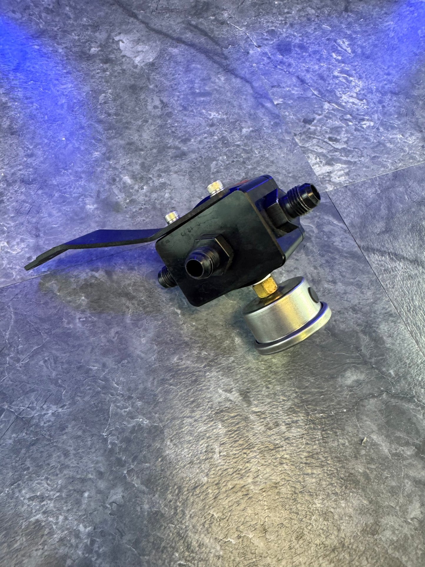 Aeromotive Fuel Pressure Regulator With Gauge AN6 Fittings And Bracket