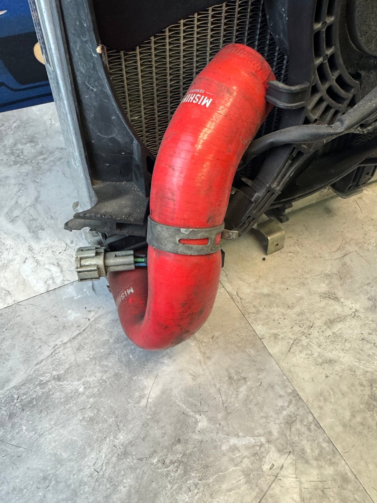 Mishimoto All Aluminum Radiator With Fans And Mishimoto Red Hoses For Subaru 08-14 WRX / 08+ STi