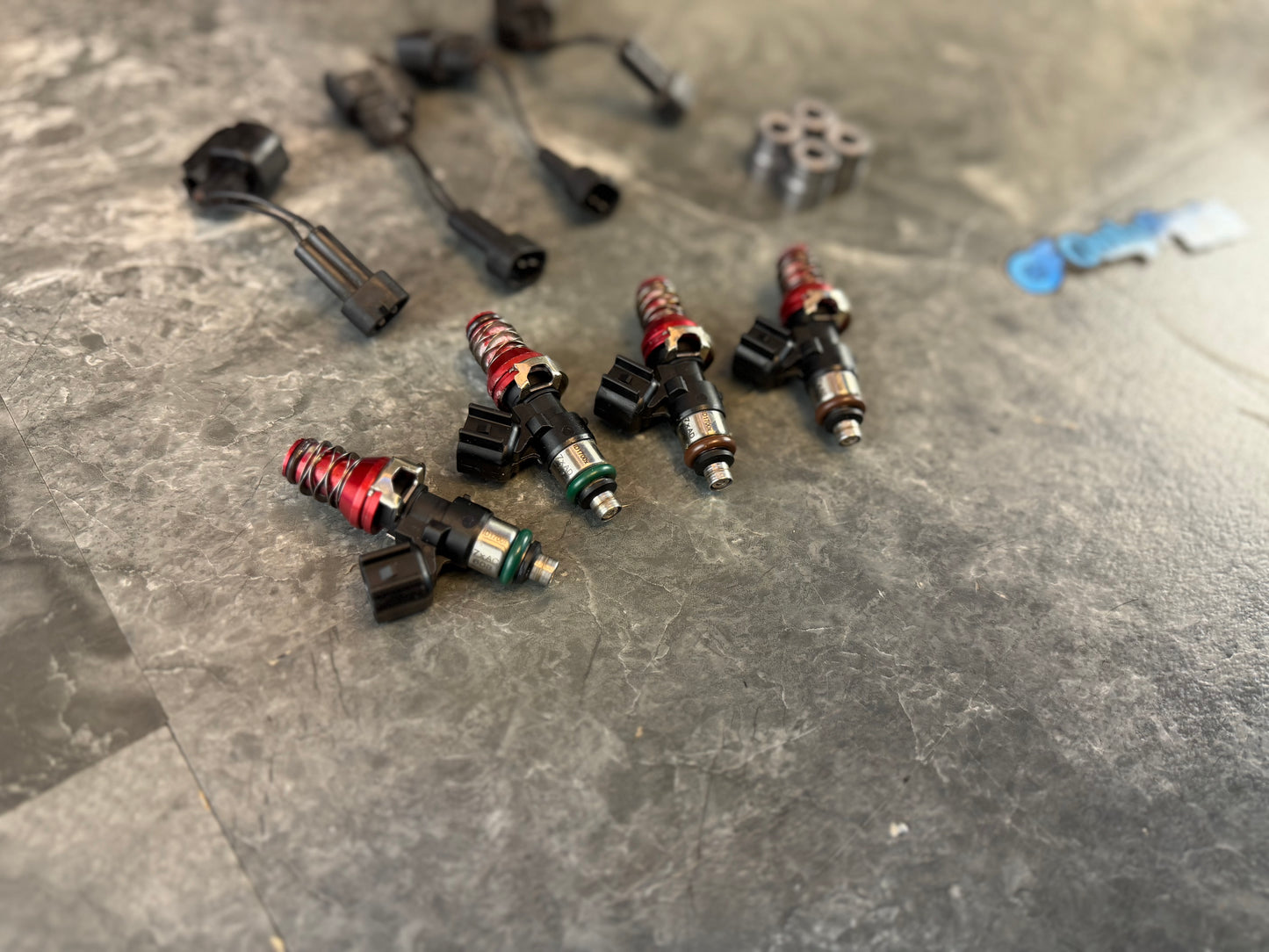 ID 1700 X XDS Subaru STi & wrx top feed fuel injectors flex fuel w/ 14 mm caps / plug & play