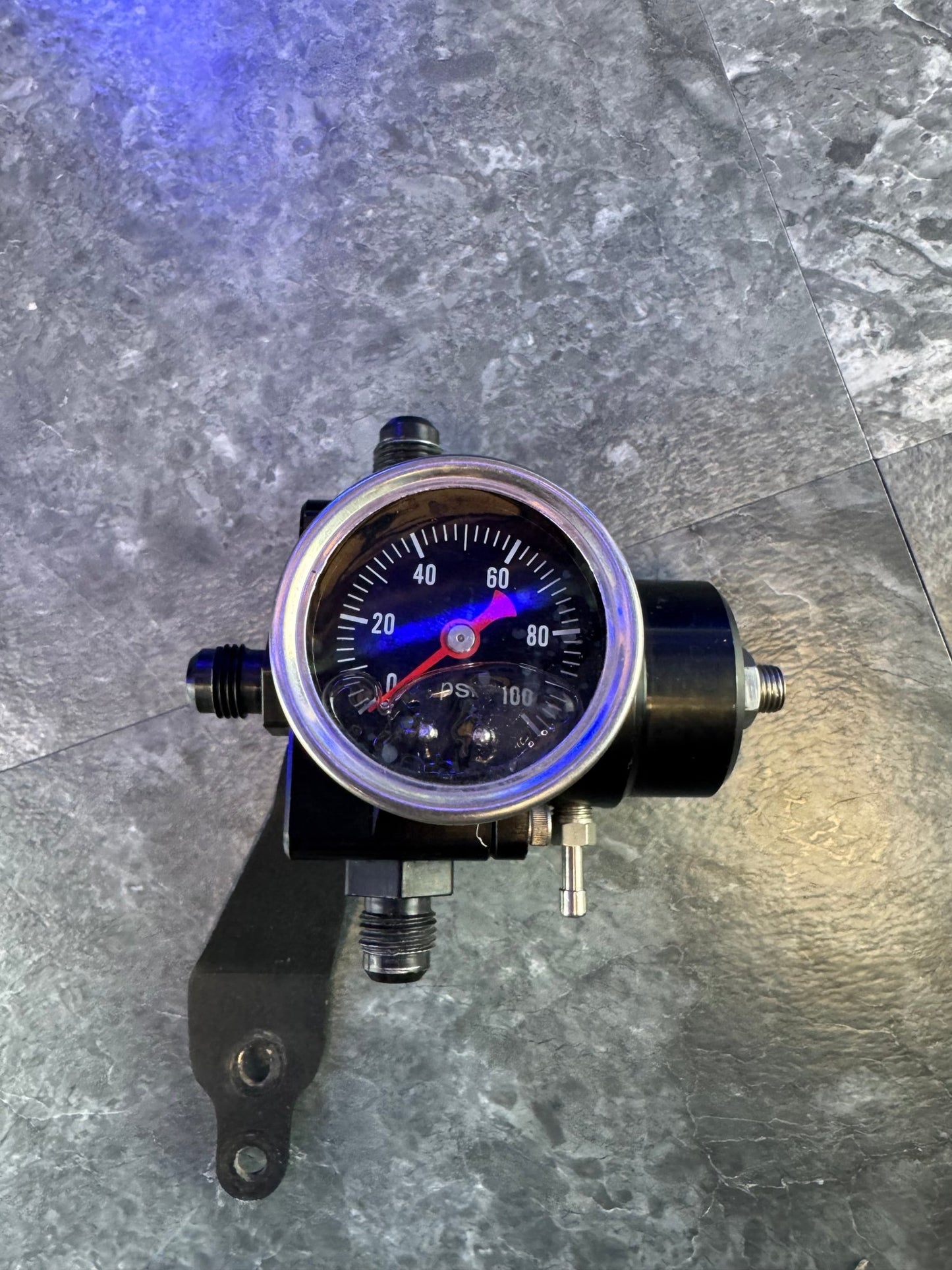 Aeromotive Fuel Pressure Regulator With Gauge AN6 Fittings And Bracket