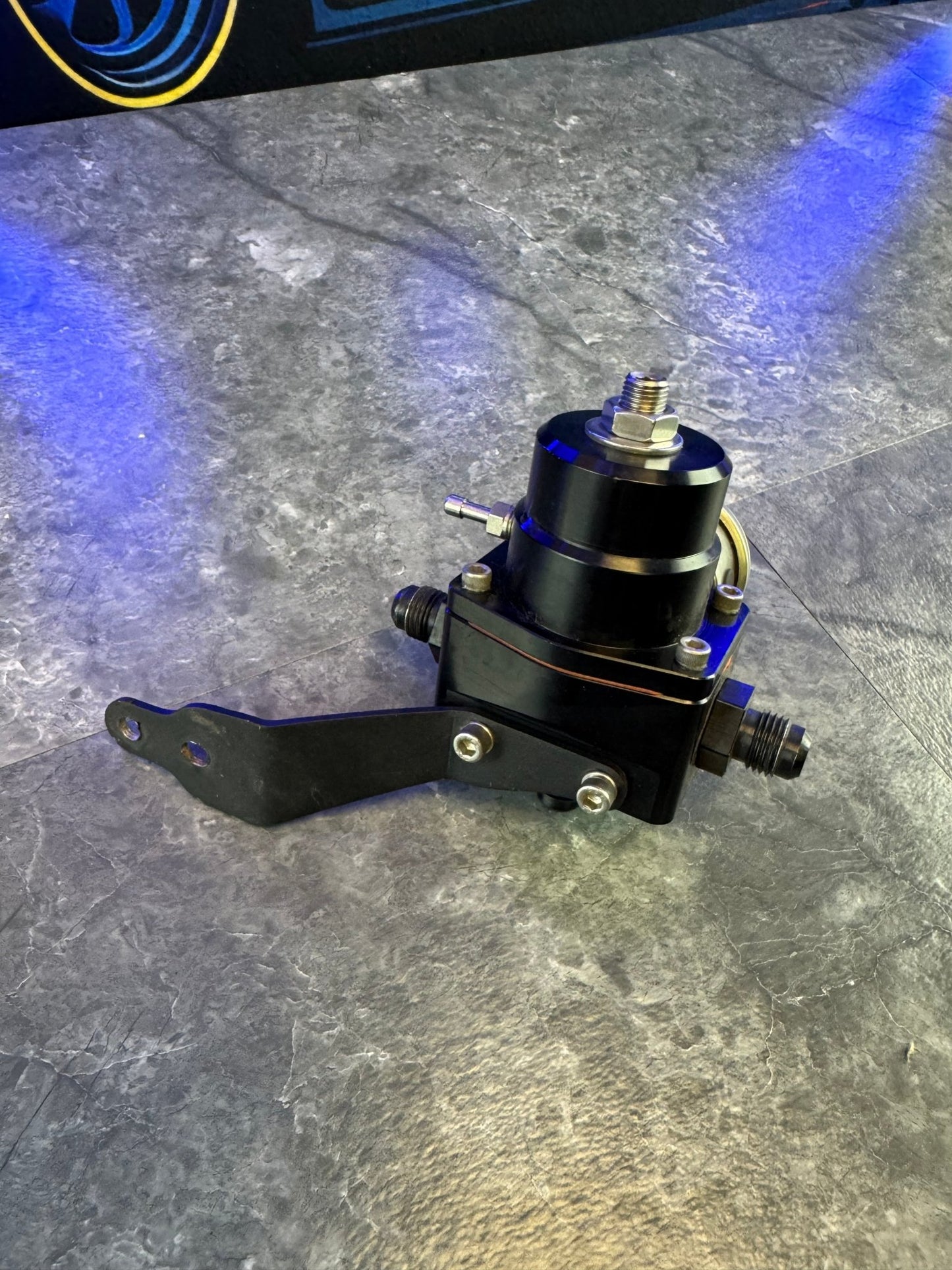 Aeromotive Fuel Pressure Regulator With Gauge AN6 Fittings And Bracket