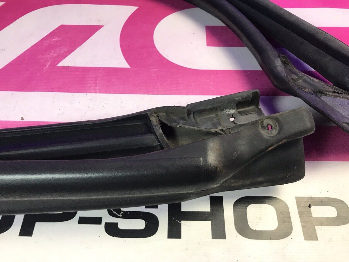 2002-2007 Subaru Impreza Sedan Passenger RH Door Trim Seal B Pillar Exterior