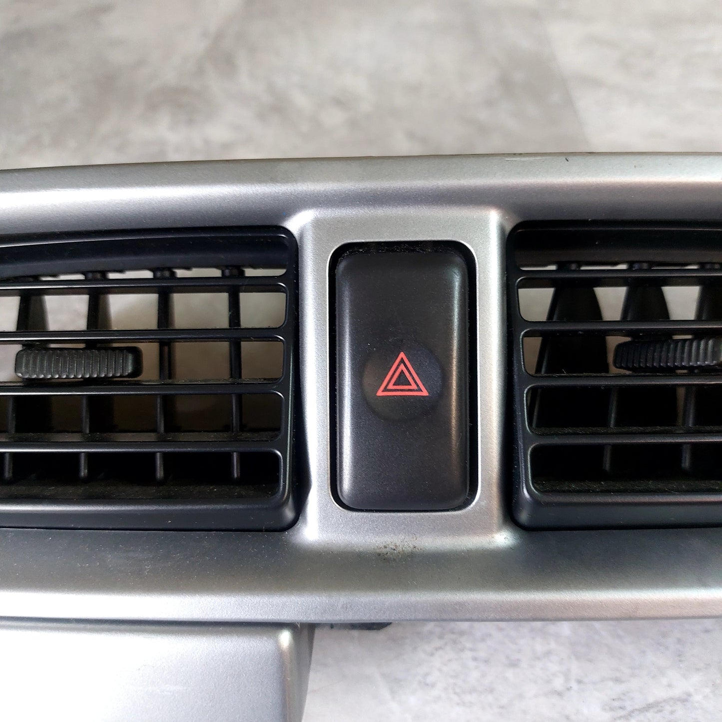 02-04 SUBARU IMPREZA WRX STi CENTER VENT CENTER DASH VENT AC HEATER OEM