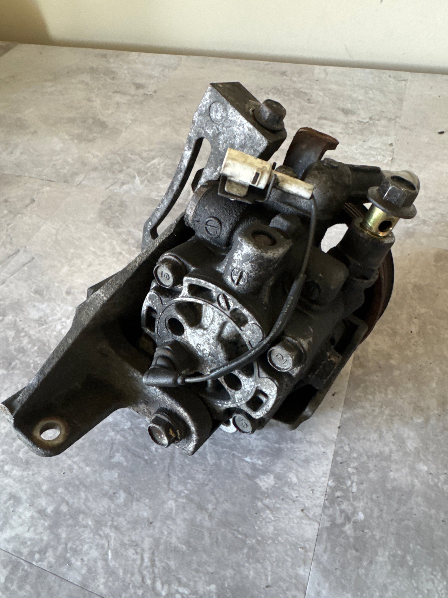 OEM 2004-2007 Subaru Impreza WRX STi Power Steering Pump Assy 34430FE042 w/ Mount