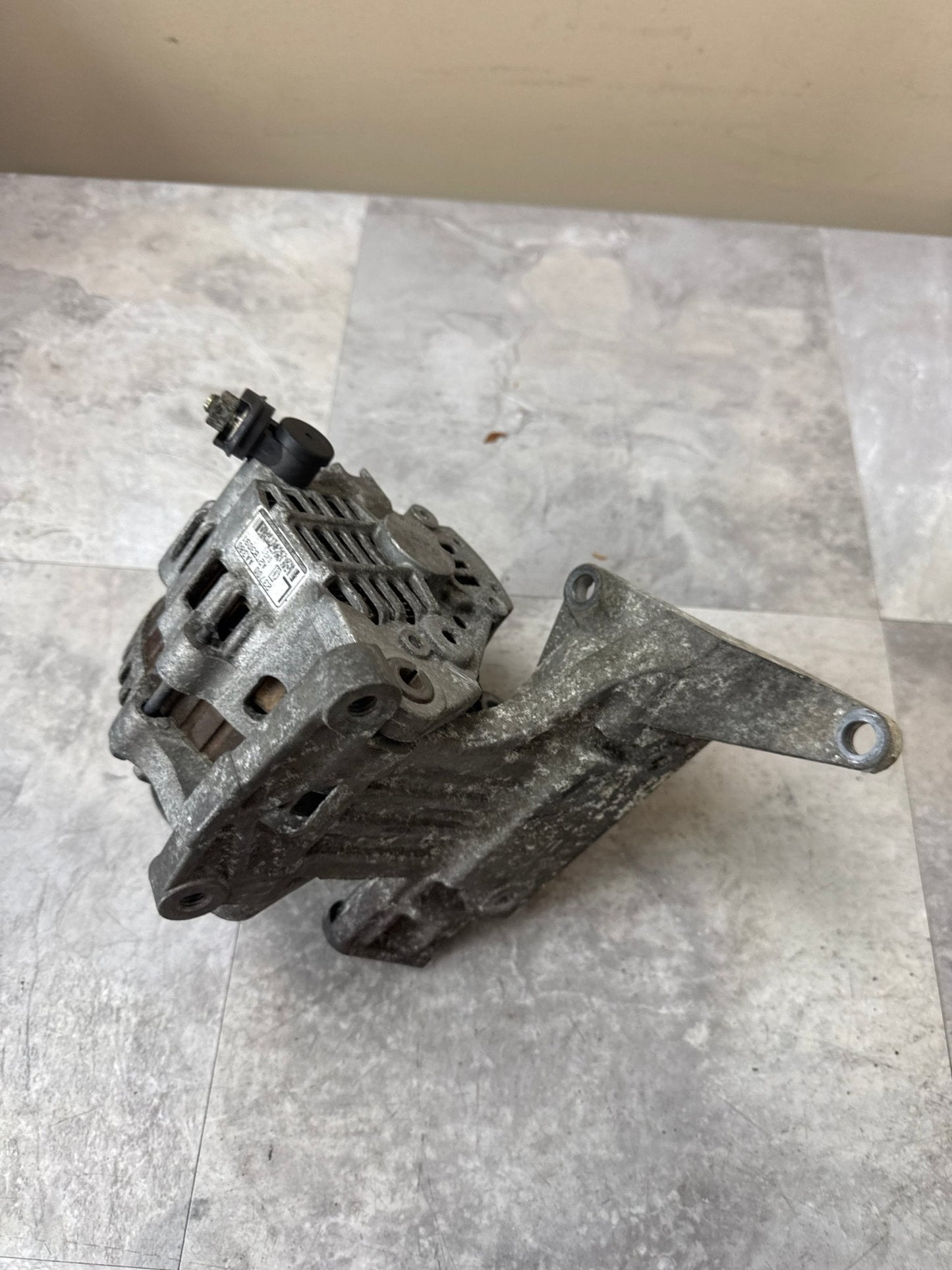 2002-2005 Subaru Impreza WRX 2.0 Turbo Alternator OEM (w Mount)