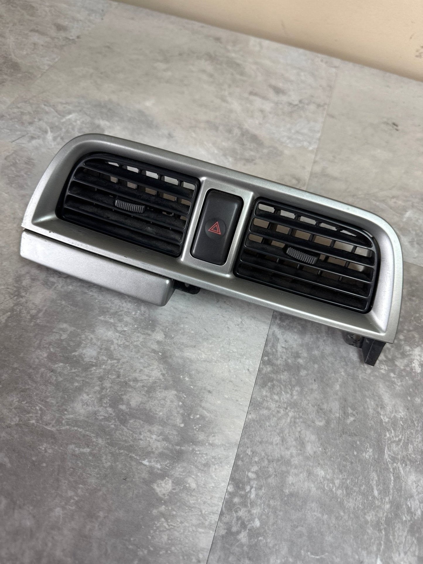02-04 SUBARU IMPREZA WRX STi CENTER VENT CENTER DASH VENT AC HEATER OEM (1)