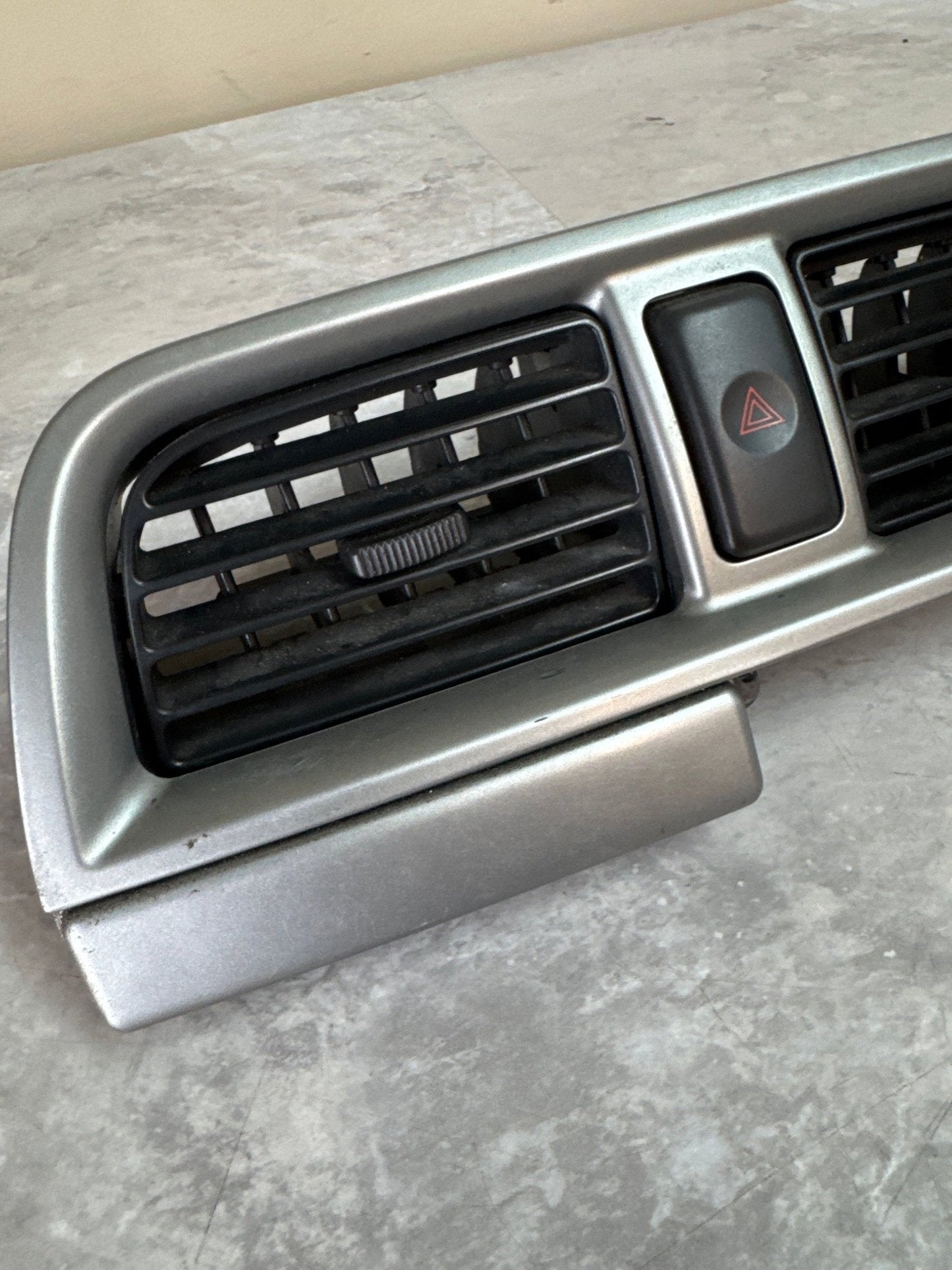02-04 SUBARU IMPREZA WRX STi CENTER VENT CENTER DASH VENT AC HEATER OEM (1)