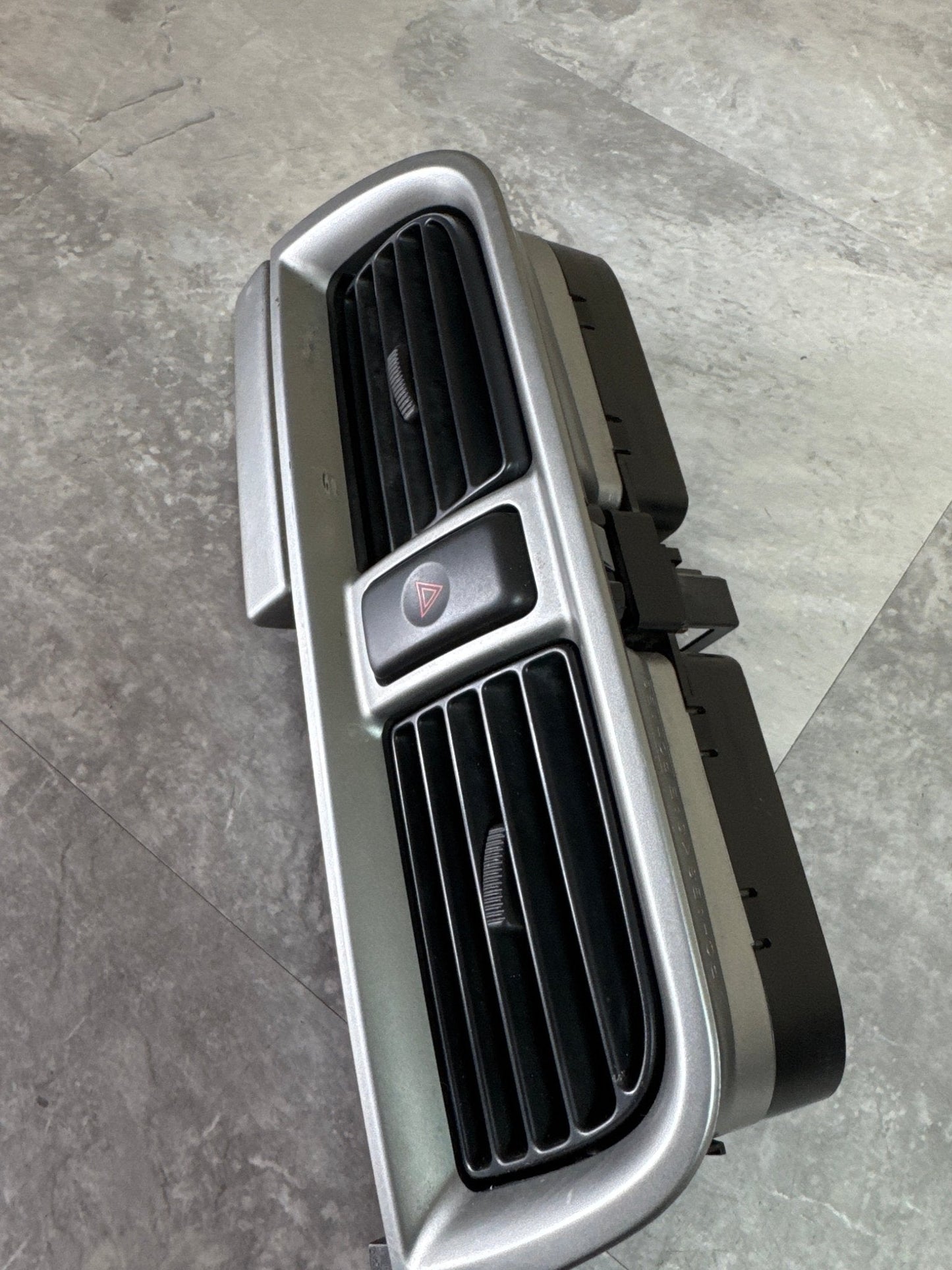 02-04 SUBARU IMPREZA WRX STi CENTER VENT CENTER DASH VENT AC HEATER OEM (1)