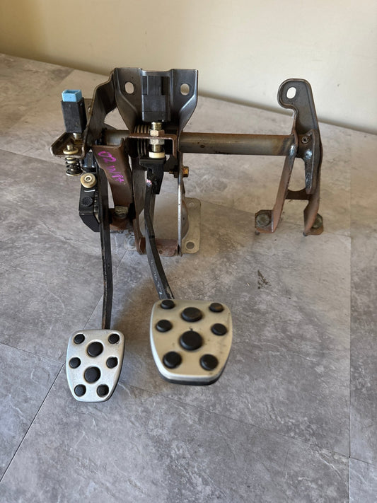 04-06 SUBARU IMPREZA WRX STi MANUAL CLUTCH & BRAKE PEDAL (04 WRX)