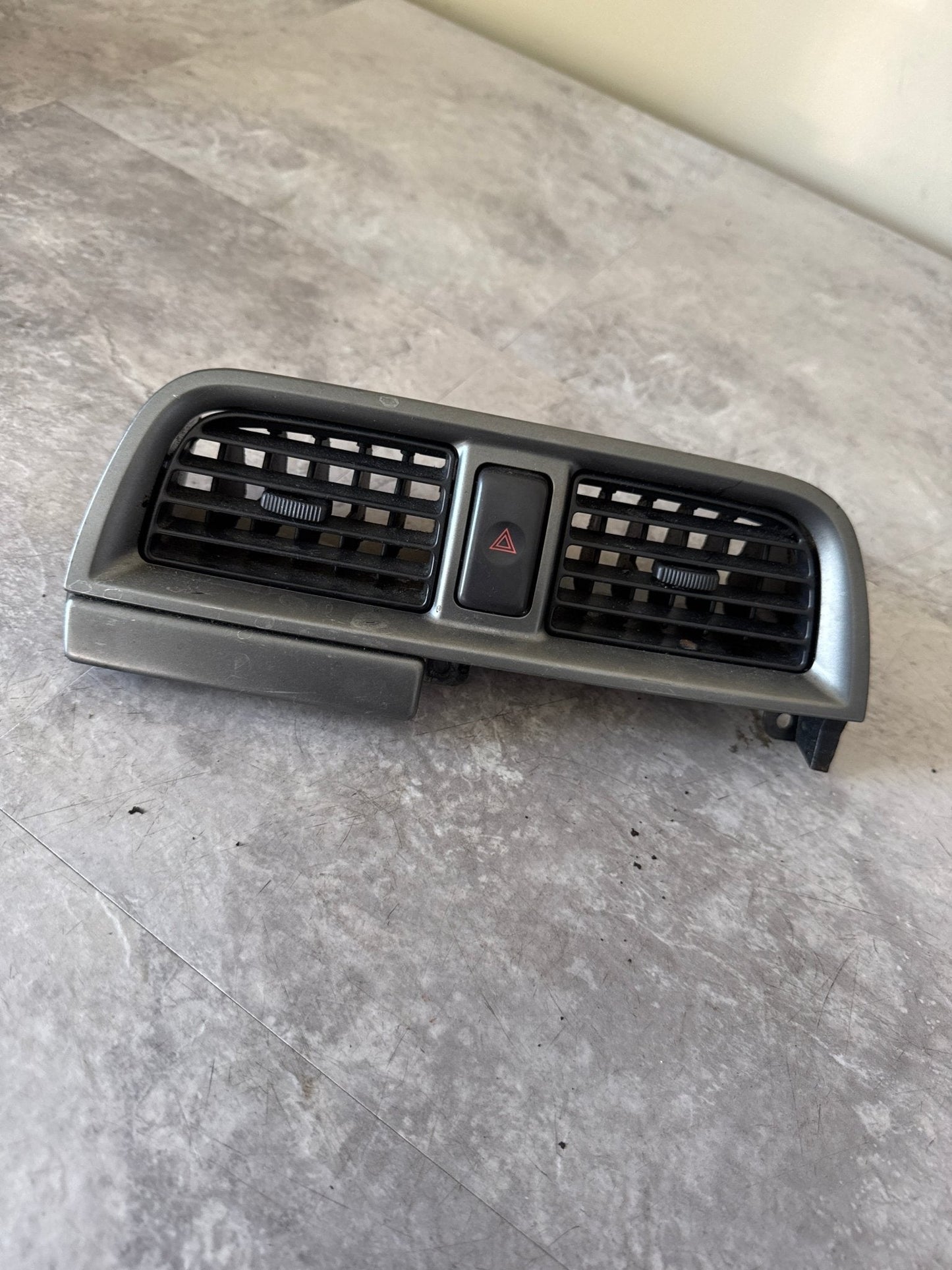 02-04 SUBARU IMPREZA WRX STi CENTER VENT CENTER DASH VENT AC HEATER OEM (04 WRX)