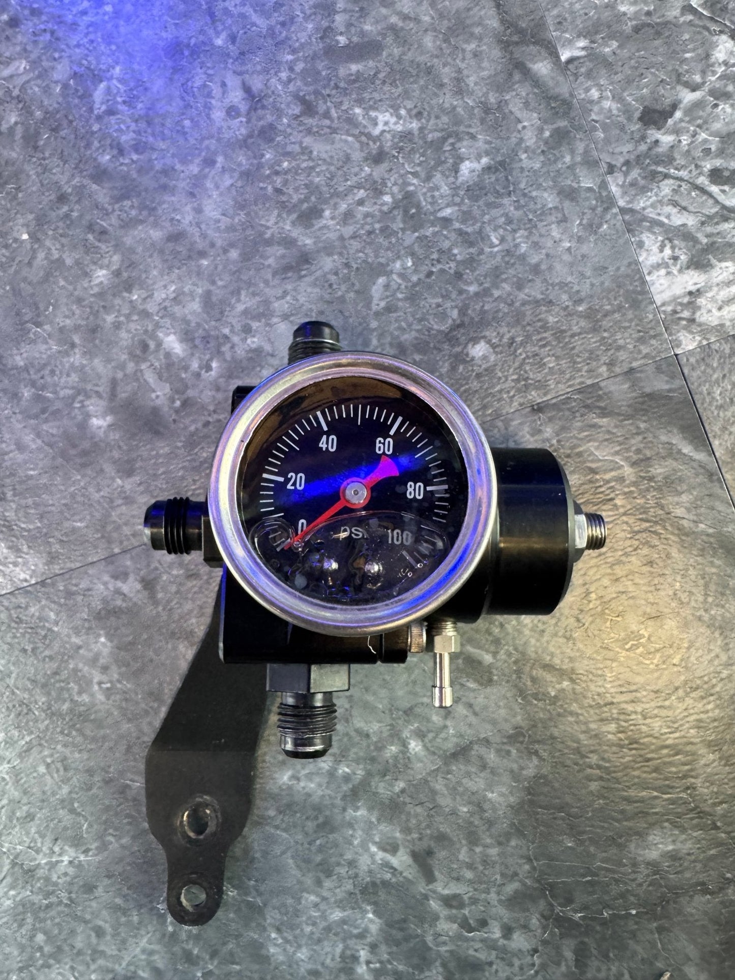 Aeromotive Fuel Pressure Regulator With Gauge AN6 Fittings And Bracket