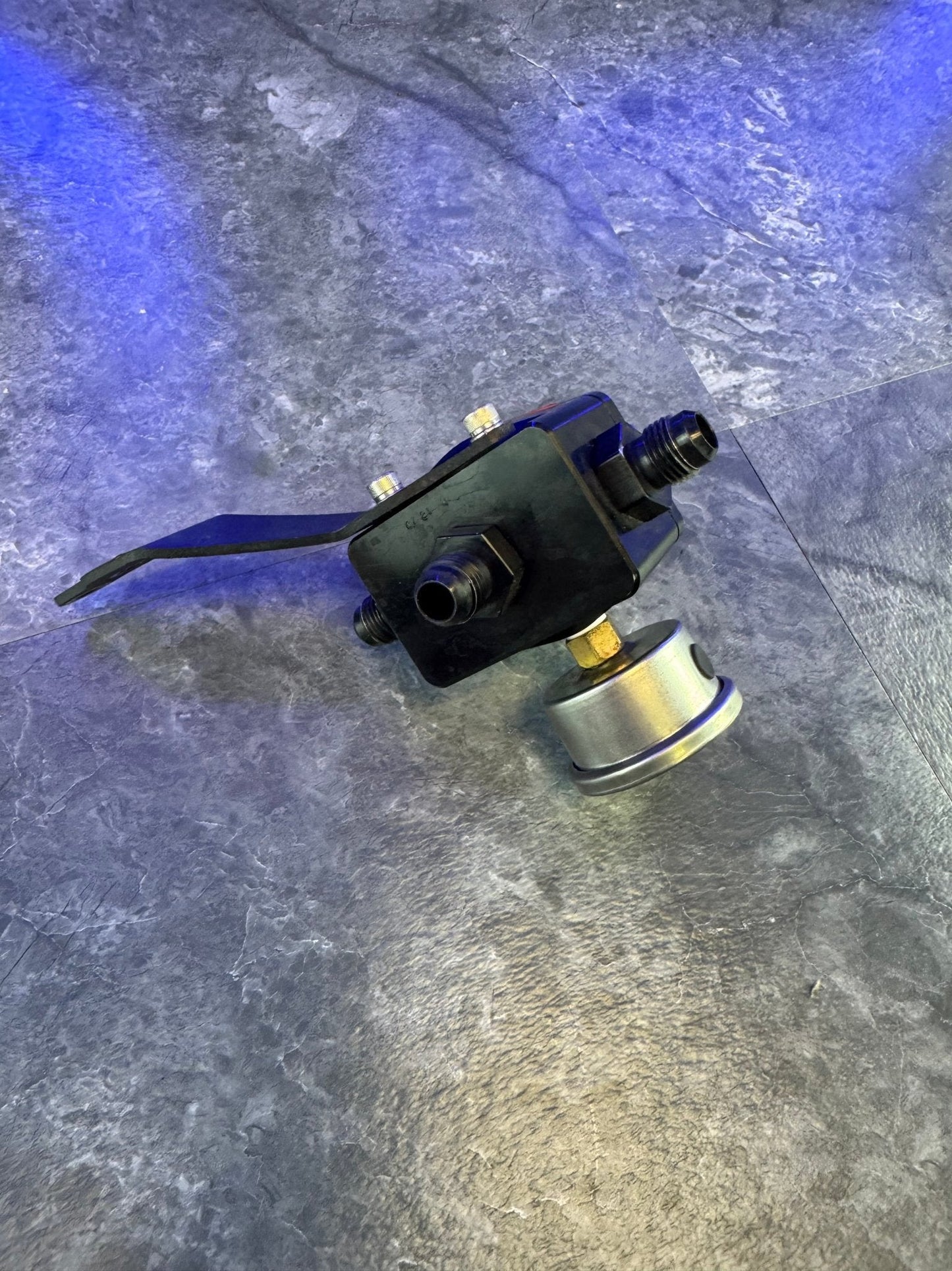 Aeromotive Fuel Pressure Regulator With Gauge AN6 Fittings And Bracket