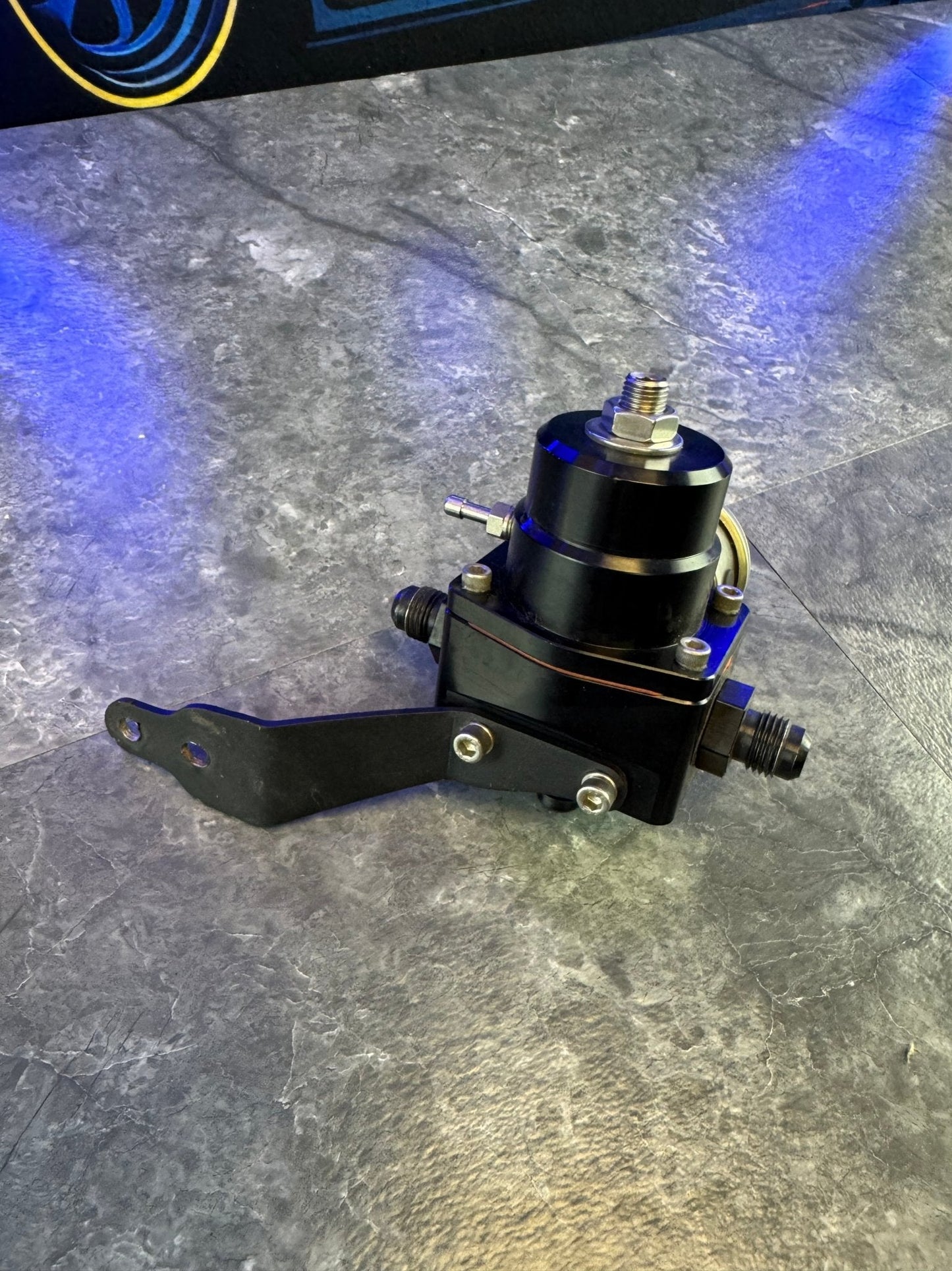Aeromotive Fuel Pressure Regulator With Gauge AN6 Fittings And Bracket