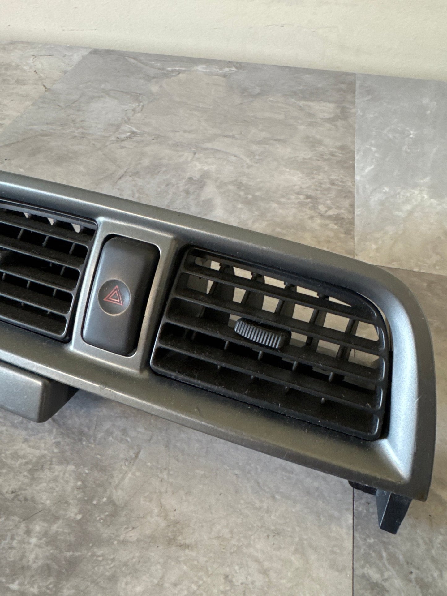02-04 SUBARU IMPREZA WRX STi CENTER VENT CENTER DASH VENT AC HEATER HAZARD OEM