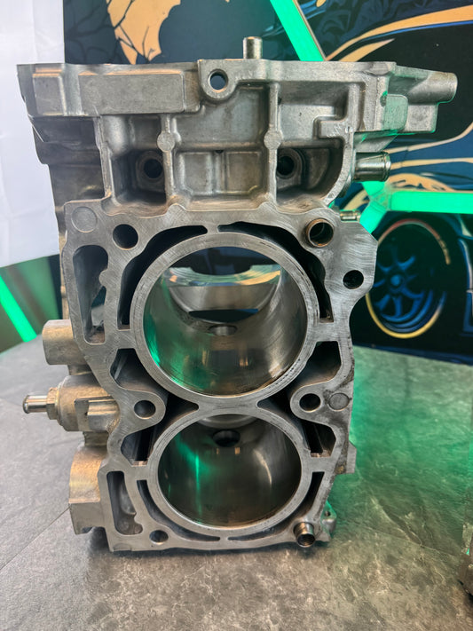 Subaru EJ25 Case Halves Short Block For Core With Bearings And Case Bolts
