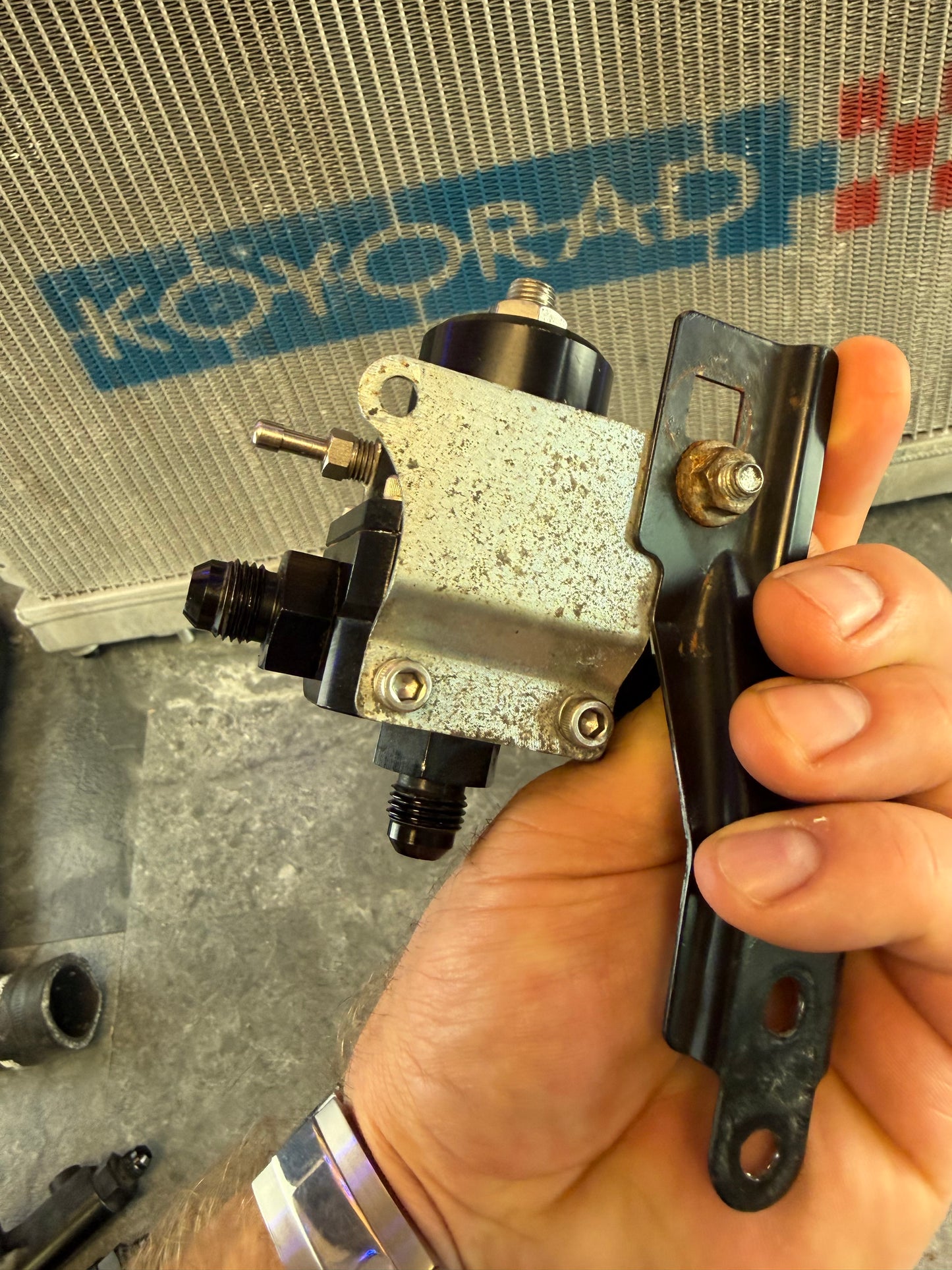 Aeromotive Fuel Pressure Regulator With Gauge AN6 Fittings And Bracket