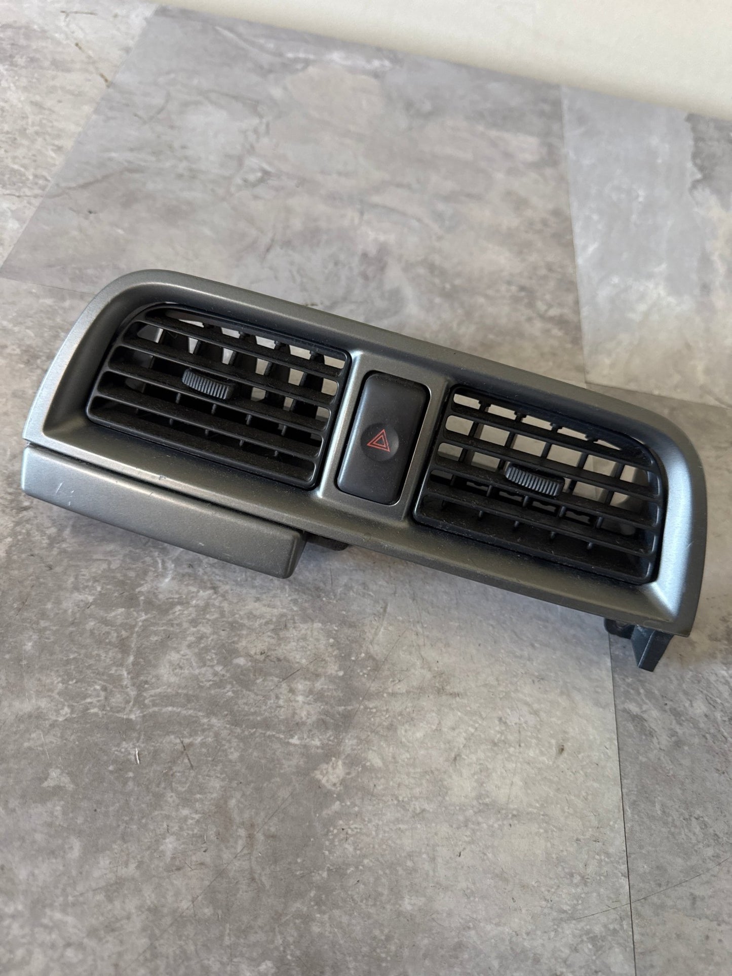 02-04 SUBARU IMPREZA WRX STi CENTER VENT CENTER DASH VENT AC HEATER HAZARD OEM