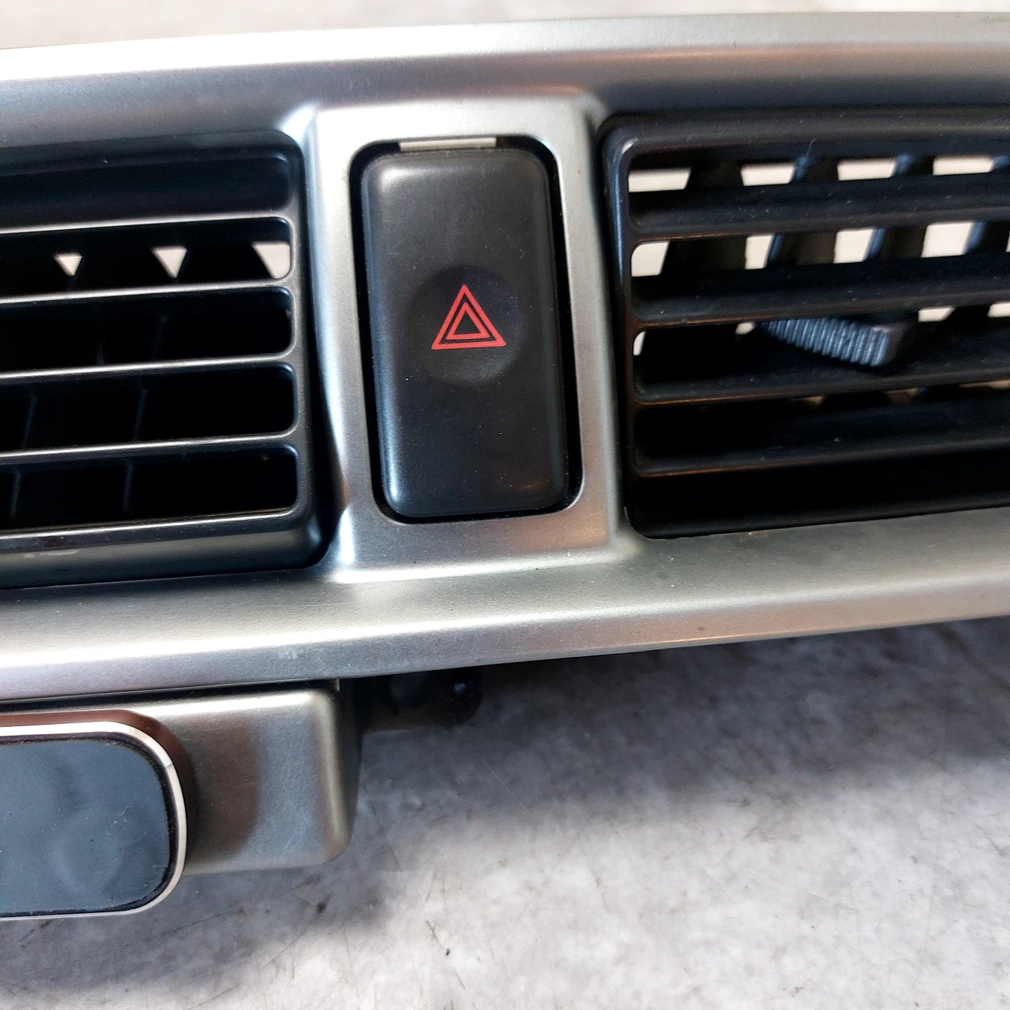 02-04 SUBARU IMPREZA WRX STi CENTER VENT CENTER DASH VENT AC HEATER OEM w Phone Magnet