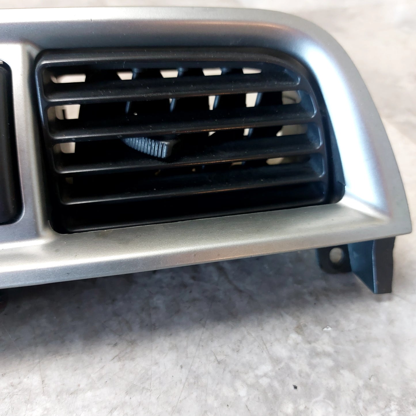 02-04 SUBARU IMPREZA WRX STi CENTER VENT CENTER DASH VENT AC HEATER OEM w Phone Magnet